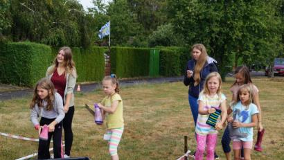 Bild: du
Bei einem der zahlreichen Wettkämpfe füllten die Kinder ihre Gummistiefel mit Wasser und setzten anschließend zum Staffellauf an.