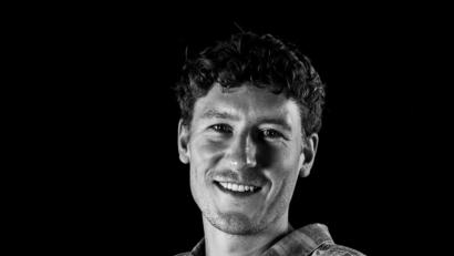 Bild: Rapid Peaks
Lukas Bauer in ziviler Kleidung bei seinem neuen Arbeitgeber "Rapid Peaks", einer Sport-Marketing-Agentur in München.