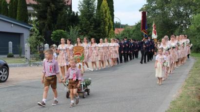 Bild: ral
Nachdem alle Gäste abgeholt waren, ging es zum Gedenkstein beim Feuerwehrhaus – hier die Festdamen aus Fronhof dahinter die Jubelwehr.