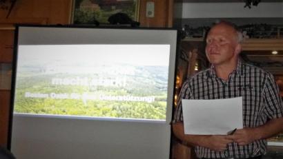 Bild: hl
Veranstaltungsleiter und Revierförster Hans Frisch erläutert die Ziele der Bürgerinitiative „Windkraftfreie Heimat – Hessenreuther Wald (WHHW)“.