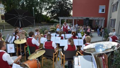 Bild: dob
Josef Wolfrath und die Musikanten der Jugendkapelle Roggenstein beschenkten die Heimbewohner mit wunderschönen Melodien, die Erinnerungen weckten.