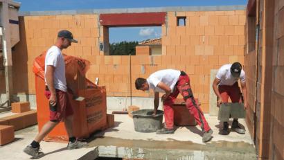 Bild: Hirsch
Auszubildende der Baufirma Heimerl errichten derzeit in Heselbach in Eigenverantwortung ein "Lehrlingshaus".