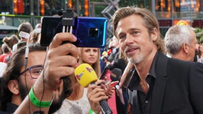 Bild: Christopher Dotzler
Brad Pitt war bei den Journalisten gefragt - für Selfies und als Gesprächspartner. Über seine Zusammenarbeit mit Leonardo DiCaprio sagte Pitt gegenüber Oberpfalz-Medien: "Es war sehr einfach mit ihm. Er ist ein großartiger Schauspieler und arbeitet sehr hart."