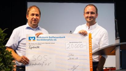 Bild: MM-PR GmbH/exb
Matthias Ziegler (rechts), Geschäftsführer der Georg Ziegler GmbH, überreichte den symbolischen Scheck über 20 000 Euro an Holger Hassel, Leiter des SOS-Kinderdorfs Immenreuth.