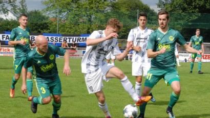 Bild: gb
Der arg dezimierte SV Mitterteich trotzte Bayernliga-Absteiger SpVgg Jahn Forchheim ein verdientes 1:1 ab. Hier bekämpfen Marco Kießling (rechts) und Thomas Wildenauer den Forchheimer Drazen Micic. Links im Hintergrund Florian Reich.