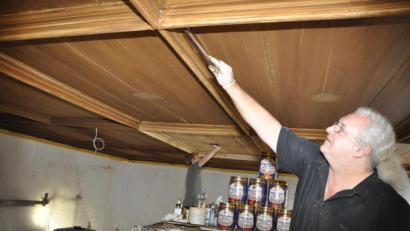 Bild: es
Für das Bearbeiten der Holzkassettendecke in dee St.-Jodok-Kirche hat Kirchenmaler Dietmar Feldmann bereits acht Fünf-Liter Fässer mit dunklem Bier gebraucht.