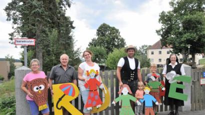 Bild: bey
Angelika Kleinert und Gerhard Müller von den Pleysteiner Holzschnitzern (von links), haben gesägt, Heike Riedl und Tobias Forster vom Elternbeirat (weiter von links) haben den Pinsel in die Hand genommen, Schwester Maria Fuchs (rechts) und die Kinder freuen sich über die neue Gartenzaundeko samt pädagogischem Hintergrund.