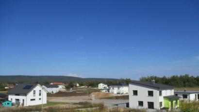 Bild: e
Bis auf wenige Bauparzellen, die aber auch bereits reserviert sind, ist das Baugebiet Ostfeld I aufgrund der attraktiven
Bedingungen vollständig belegt. Nun zeichnet sich auch eine rasche Belegung des zweiten Bauabschnitts ab, mehrere Reservierungsgesuche für Parzellen, die sich im Eigentum der Stadt befinden, liegen bereits vor. Der Stadtrat stimmt der Erschließung des zweiten Bauabschnitts zu.