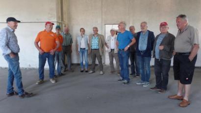 Bild: br
Eine Abordnung des FW-Ortsverbandes mit Vorsitzendem Hans Schmid (Dritter von rechts) und weiteren Kommunalpolitikern prüft bei einer Besichtigung, ob das ehemalige Bahnbetriebswerk als neues Bauhof-Domizil infrage kommen könnte.