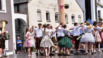 Bild: bö
Die Kirwa in Hohenburg gehört zu den besonderen Festen im Lauterachtal: Der Benny und der Schmie spielten zum Baum-Austanzen zünftig auf.