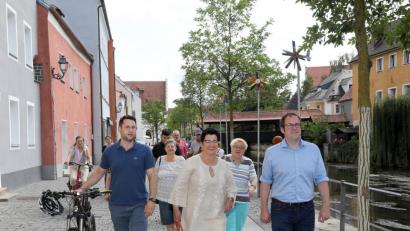 Bild: Wolfgang Steinbacher
Der Oberbürgermeister der Fahrradstadt Erlangen zu Fuß in Amberg unterwegs: Florian Janik (rechts) war auf Einladung der SPD-Fraktionschefin Birgit Fruth (Mitte) in die Oberpfalz gekommen. Ihr und weiteren SPD-Mitgliedern gab er Tipps, was man für Radfahrer tun kann und wie man mehr Leute aufs Rad bringt.