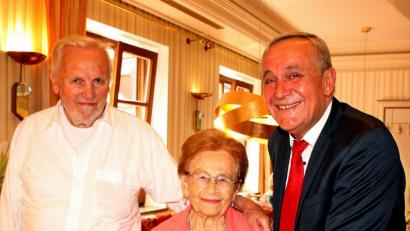 Bild: R. Kreuzer
Zum 101. Geburtstag gratulieren Annemarie Ziegler ihr Sohn Hans (links) und Oberbürgermeister Kurt Seggewiß. Er überreicht eine Auszeichnung des Ministerpräsidenten.