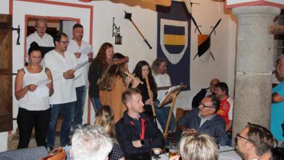 Bild: mp
Bereits Tradition hat es bei der Abschlussfeier des Festspielensembles, dass die Abschlussfeier mit verschiedenen Einlagen bereichert werden. Zur Melodie von "Nehmt Abschied, Brüder" wünschten die "Callich Singers" den Mitwirkenden "Nächst's Jahr wer'n wir uns wiederseh'n".