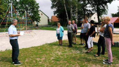 Bild: gfr
Bürgermeister Roger Hoffmann (links) eröffnet den neuen Traßlberger Kinderspielplatz.