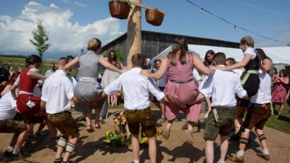 Bild: u
Beim Baumaustanzen beweisen die Steiningloher Kirwaburschen, dass sie ihre Moidln, wenn nötig, auch auf Händen tragen. Jedenfalls tun sie das eindrucksvoll beim „Mühlradl".