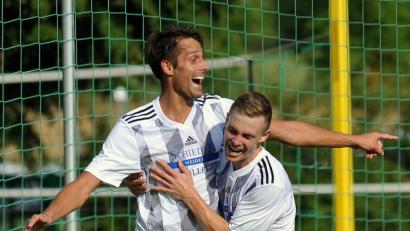 Bild: Werner Franken
Das war schon fast die Vorentscheidung für die SpVgg SV Weiden: Benjamin Werner (links) bejubelt mit Dominik Hradecky seinen Treffer zum 2:0 kurz vor der Pause. Am Ende setzte sich die Wasserwerkelf deutlich mit 4:0 durch.