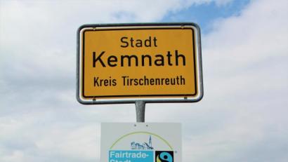 Bild: stg
Steuerungsgruppenvorsitzender Alfred Kick, Stadtmarketing-Fachkraft Susanne Schiller, stellvertretende Steuerungsgruppenvorsitzende Heidrun Schelzke-Deubzer sowie Bürgermeister Werner Nickl (von links) freuen sich über die neue Beschilderung..