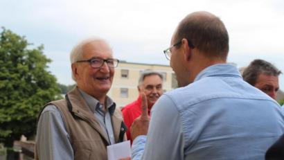 Bild: Susanne Forster
Ely Eibisch von den Freien Wählern gratuliert Heinrich Bayreuther.