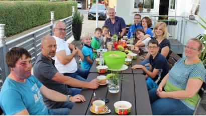 Bild: att
Entspannt saßen die Kinder mit dem Jugendbetreuer der Gemeinde Andreas Heinz (vorne links), Bürgermeister Uli Roth (Mitte hinten) und dem Jugendbetreuerteam unter der Leitung von Carina Roth (Dritte von rechts) bei feinen Schleckereien zusammen. 

 