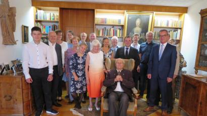 Bild: jzk
Nicht nur Bürgermeister Werner Nickl und Stadtpfarrer Konrad Amschl (vorne stehend, vorne rechts), sondern auch Vertreter der Vereine und Familienangehörige gratulierten Max Neumann (sitzend) zu seinem 90. Geburtstag.