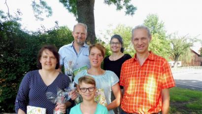 Bild: Grundschulen Wiesau, Falkenberg, Friedenfels/exb
Rektorin Inge Dick dankte langjährigen Elternbeiratsvorsitzenden. Im Bild von links Gerlinde Jähring, Bernhard Rosner, Petra Bischof mit ihrer Tochter Carolina, Schulleiterin Inge Dick, Konrektor Stefan Müllbauer.