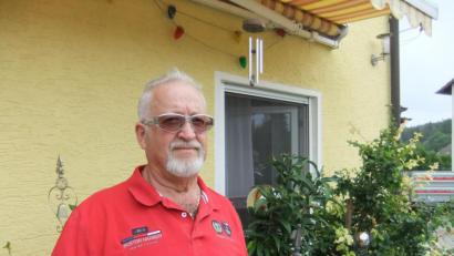 Bild: gm
Ludwig Schwarzenberger, temperamentvoller Musiker als Gitarrist sowie Sänger über gut drei Jahrzehnte (1970 bis etwa 2000) beim Original Bayern-Express, ähnelt eigentlich außerdem dem Gitarristen Karl-Heinz Ulrich, von den heute bekannten Amigos. Frohsinn und Gesang halten ihn jung. 2.Bürgermeister Michael Götz wünschte Gesundheit im Namen der Gemeinde.