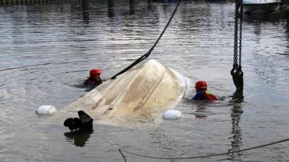 Bild: Alexander Auer
Auf der Donau ist am Sonntag ein Sportboot gekentert. Wasserwacht, DLRG und Feuerwehr rückten zum Einsatz am Pfaffensteiner Wehr in Regensburg an.