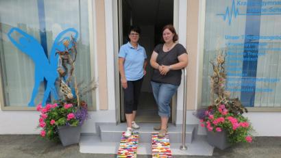 Bild: jzk
„Die Legorampe funktioniert bestens“, bestätigt die Kemnather Physiotherapeutin Sabine Schraml (links) der Sozialpädagogin Christina Ponader vom Netzwerk Inklusion im Landkreis Tirschenreuth.