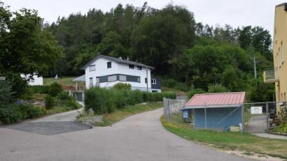 Bild: bö
Der dahinterliegende Waldhang wäre dann schon Übungsplatz! Jetzt war man in Regensburg beim Verwaltungsgericht in Regensburg wegen der Landbeschaffung..Die BIMA (Bundesforst) betreibt die Ausdehnung des Truppenübungsplatzes Hohenfels bis direkt an die Erasmus Grasser Grundschule (re) nur die schmale Dr. Pfab Strasse trennt dann noch das Übungsareal von der Bebauung am Ortsrand von Schmidmühlen