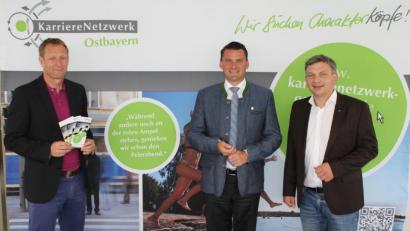 Bild: exb
IHK-Geschäftsstellenleiter Manuel Lischka (rechts), Landrat Thomas Ebeling (Mitte) und der Wirtschaftsförderer des Landkreises Christian Meyer (links) freuen sich über die von IHK und Landratsamt gebildete gemeinsame Initiative Karrierenetzwerk Ostbayern.
