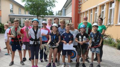 Bild: jzk
Als mutige Gipfelstürmer erwiesen sich die Buben und Mädchen bei dem Kletterprogramm „Der Berg ruft“.