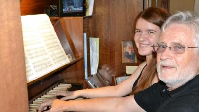 Bild: hcz
Kirchenmusikdirektor a.D. Luis Denz und Mirijam Denz spielen vierhändig an der Eisenbarth-Orgel der Josefskirche.