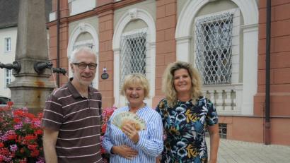 Bild: exb/Reichl
Schirmherrin Elisabeth Wittmann freut sich sehr, als Beate Merkel (Firma Pilkington Weiherhammer) und Jürgen Laubert (Firma OWS Weiden) ihr die Spende überreichen.