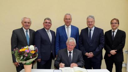 Bild: nbu
Im Odeon des Bayerischen Ministeriums des Innern, für Sport und Integration wurde 3. Bürgermeister Klaus Meißner (sitzend) durch Klaus Meißner (sitzend) ist von Innenminister Joachim Herrmann (stehend Mitte) mit der Kommunalen Verdienstmedaille in Silber geehrt worden. Dazu gratulierten (von links) Freihungs Zweiter Bürgermeister Helmut Klier, Bürgermeister Norbert Bücherl, Landrat Richard Reisinger und Regierungsvizepräsident Christoph Reichert.