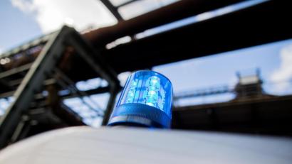 Bild: Rolf Vennenbernd
Ein Polizeifahrzeug mit Blaulicht auf dem Dach. Foto: Rolf Vennenbernd/Archiv