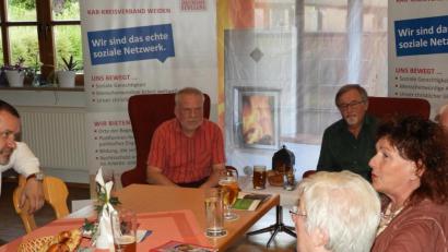 Bild: Winkler
Heiße Diskussion beim KAB-Kamingespräch: Moderator Alfons Ernstberger und Grünen-Stadtrat Veit Wagner sprechen mit rund 30 Besuchern über Fairtrade.
