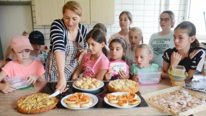 Bild: Gabi Schönberger
Die Kinder präsentieren ihre selbstgebackenen Leckereien.