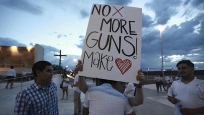 Bild: Christian Chavez/AP/dpa
Im mexikanischen Juarez versammeln sich Demonstranten mit einem Schild mit der Aufschrift "No More Guns!" (Keine Waffen mehr!) zu einer Mahnwache, um den Opfern des Massakers in El Paso zu gedenken. Ein bewaffneter Angreifer hatte in einem Einkaufszentrum mindestens 20 Menschen erschossen und weitere 26 verletzt.