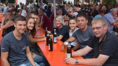 Bild: jr
Wenn die Mitterteicher Feuerwehr feiert, dann kommen die Leute. Schon zur Mittagszeit war der Vorplatz des Gerätehauses, der zum Festplatz umfunktioniert wurde, bestens besucht.