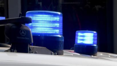 Bild: Carsten Rehder
Blaulichter leuchten auf den Dächern von Polizeifahrzeugen.