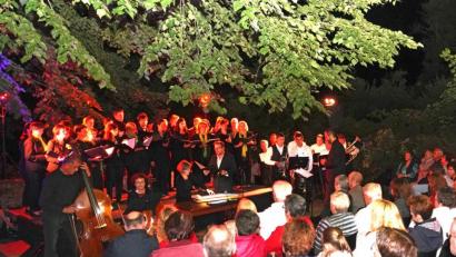 Bild: fvo
Unter den Linden im Kirchhof Lennesrieth lauscht das Publikum dem Konzert