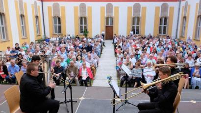 Bild: Dotzauer
Voller musikalischer Leidenschaft bot das Blechbläserquartett der Gheorghe Dima Musikakademie aus dem rumänischen Cluj (Klausenburg) vor zirka 400 Besuchern im Innenhof des Klosters Speinshart ein besonderes Konzerterlebnis