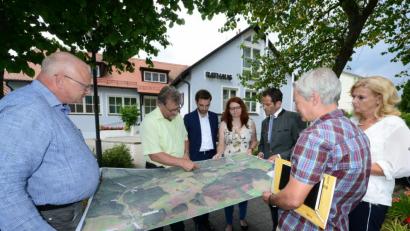 Bild: bey
Leitender Baudirektor Henner Wasmuth, Bürgermeister Johann Maurer, Landtagsabgeordneter Stephan Oetzinger, Gemeinderätin Marina Hirnet, Bundestagsabgeordneter Albert Rupprecht, Bauoberrat Gerhard Kederer und Stadt- und Kreisräin Andrea Lang (von links) erörtern vor dem Rathaus Georgenberg die Voraussetzungen, um möglichst zeitnah mit dem Ausbau der Straße von Georgberg nach Neuenhammer beginnen zu können.