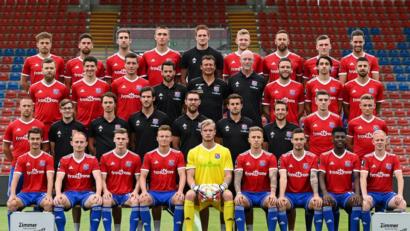 Bild: exb
Drittligist SpVgg Unterhaching mit Trainer Claus Schromm (Mitte, zweite Reihe von oben) gastiert zum Pokalspiel der ersten BFV-Hauptrunde in Utzenhofen.