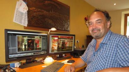 Bild: ubb
Roland Wellenhöfer hat seine Videoaufnahmen von der Feuersbrunst im Rewe-Markt Wiesau gut aufgehoben. Sie erinnern ihn daran, dass er wahnsinniges Glück hatte. Denn während der Dreharbeiten wäre er beinahe gestorben.