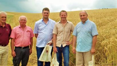 Bild: jml
Ein Dankeschön für Freunde von Feldlerchen. Bernd Bauer (links) vom OWV und Adolf Küblböck vom LBV haben Süßes, Flüssiges und Informatives für Herbert Forster (Mitte) und Gerhard List (rechts) dabei. Der Hannersgrüner Vogelschützer Manfred Häring (Zweiter von rechts) wird die Präsenttasche an Christian Lehner weitergeben, der beim Treffen nicht anwesend war.