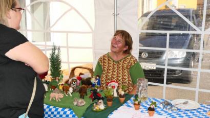 Bild: ui
Hobbykünstlerin Doris Mois verkauft beim Döltscher Dorffest ihre mit viel Liebe zum Detail gefilzten Tierfiguren.