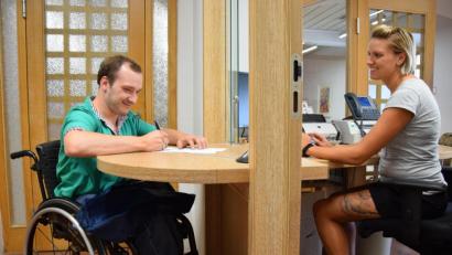 Bild: exb
Sebastian Kerres vom Autohaus Schwarzkopf meldet im Auftrag seines Arbeitgebers Kundenfahrzeuge an. Der Rollstuhlfahrer ist erleichtert, dass dies für ihn nun komfortabler als bisher möglich ist.