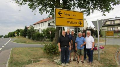 Bild: sck
Zufrieden mit den Sichtverhältnissen an der Kreuzung zwischen Welluck und Sand zeigen sich (von links) CSU-Vorsitzender Bernhard Hinteregger, Geschäftsführer Klaus Riede, Stadtrat Herbert Appl, Stadtrat Eugen Eckert, Thomas Riedhammer und Stadtrat Arthur Schriml.