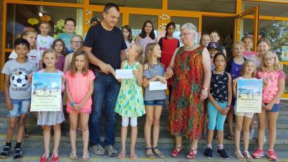 Bild: gi
Die Einnahmen aus dem Musical überreichen die Kinder an Musikschulleiter Wolfgang Ziegler und Rektorin Ulrike Uhlemann.